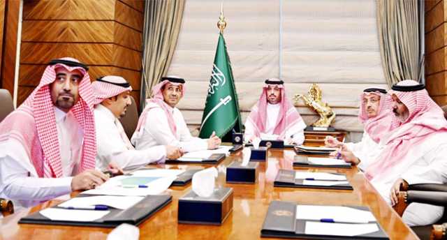 محافظ جدة يستعرض تجمع الصناعات الغذائية