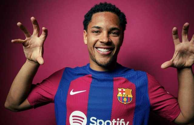 رسميًا | برشلونة يسجّل فيتور روكي في قائمته