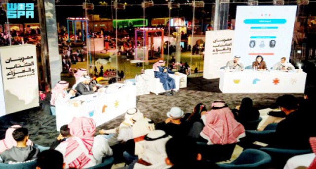 شعراء يصدحون بقصائدهم ونقاد يناظرون السينمائيين