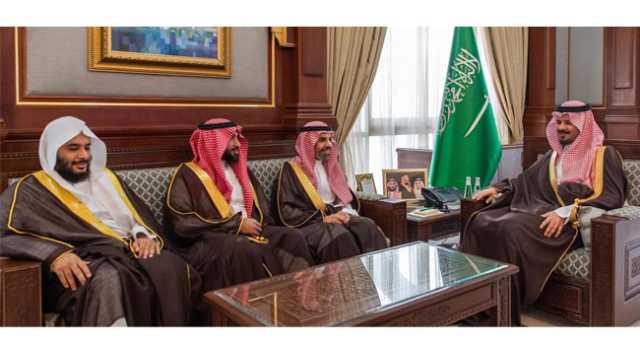 استقبل الأمين ووفد الغرفة ومدير فرع الخارجية.. أمير المدينة يطلع على المشاريع التنموية بالمنطقة