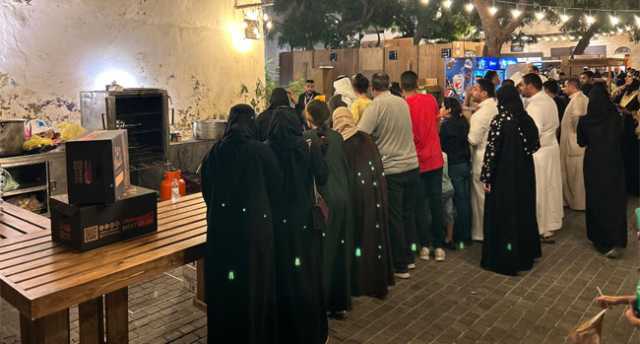 عملات تاريخية نادرة وركن للقهوة والأطفال.. جدة التاريخية .. عروض التراث تستهوي الزوار