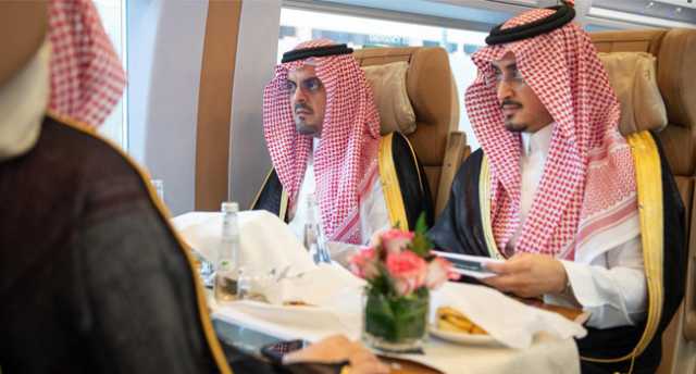 استقبل السديس وكرّم متقاعدي الإمارة.. نائب أمير مكة يتفقد قطار الحرمين ويطلع على خطط العمرة
