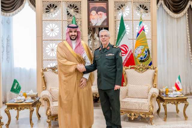 وزير الدفاع يلتقي رئيس هيئة الأركان العامة للقوات المسلحة في إيران