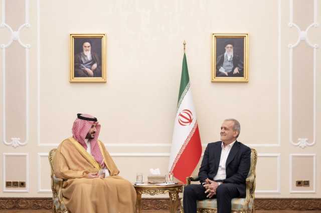 وزير الدفاع يلتقي رئيس إيران ويناقشان الأوضاع الإقليمية والدولية