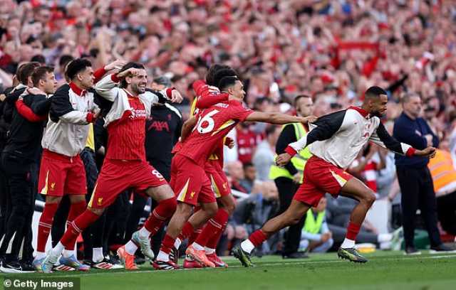 شاهد| ليفربول يتوج بلقب الدوري الإنجليزي للمرة الـ 20 في تاريخه