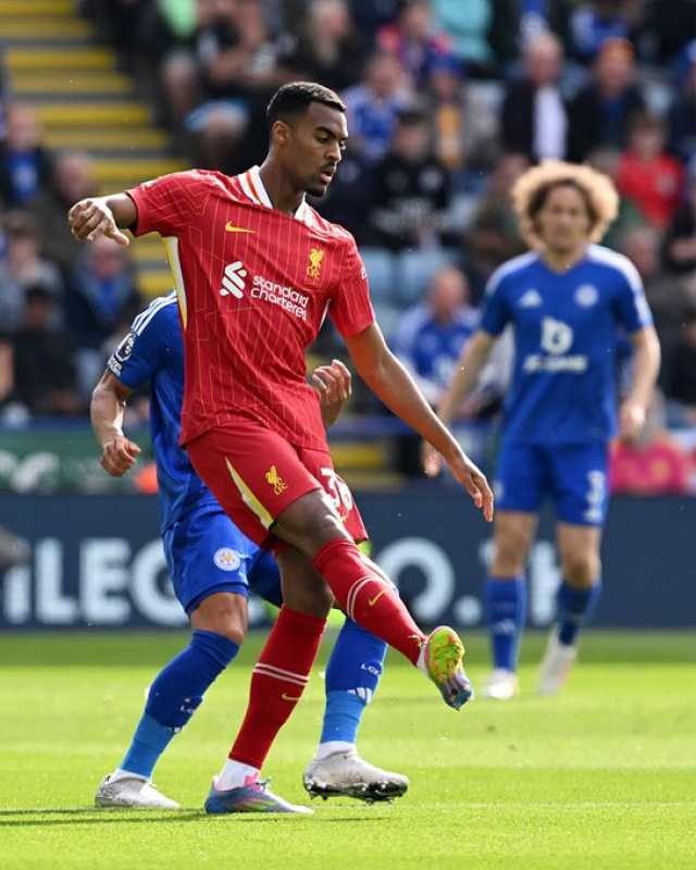 ليفربول يعبر ليستر ويقترب من لقب الدوري الإنجليزي