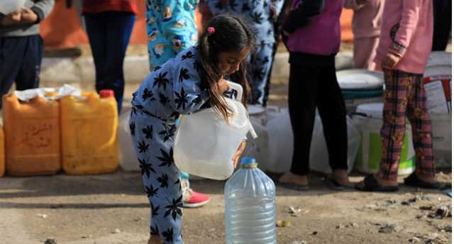 لتهجير الفلسطينيين وضغطًا على حماس لإطلاق الأسرى.. الاحتلال يضم رفح للمنطقة العازلة ويستخدم المياه سلاحا للإبادة