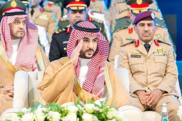 وزير الدفاع يرعى حفل تخريج دارسي جامعة الدفاع الوطني