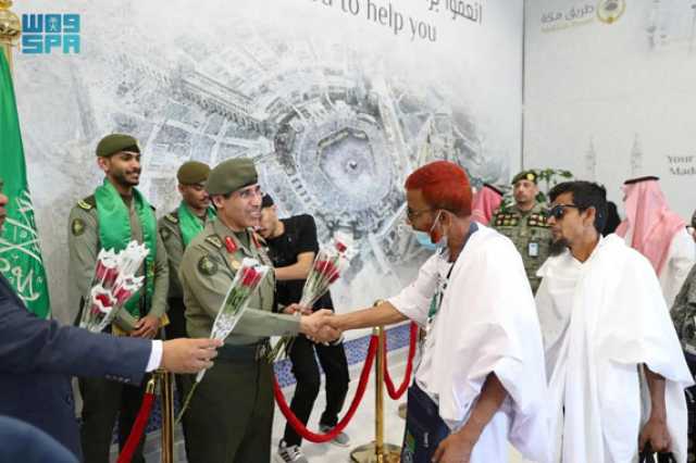مدير الجوازات يستقبل أولى رحلات المستفيدين من «طريق مكة»
