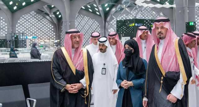 أمير المدينة يتفقد سير الأعمال التشغيلية في محطة قطار الحرمين