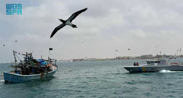 حرس الحدود ينقذ (10) مقيمين ” من غدر البحر”