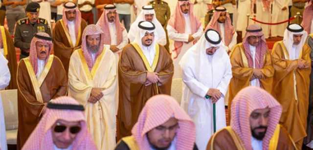 أمراء ومسؤولون يؤدون صلاة الميت على مشعل بن عبدالله