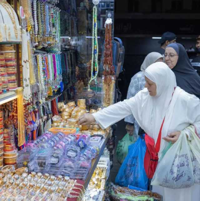 ترمز غالبيتها للأماكن المقدسة.. هدايا الحجاج.. تعبير روحاني وقيمة اجتماعية