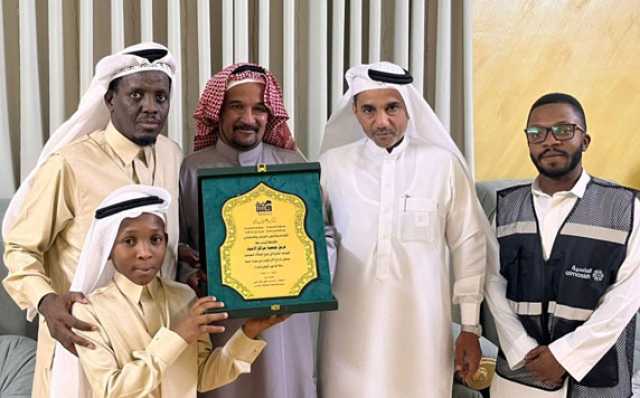 مغربي يكرم كشافة شباب مكة بدرع و”مانجو”