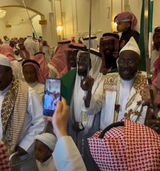 أبو عصيدة والنواب يزفون محمد
