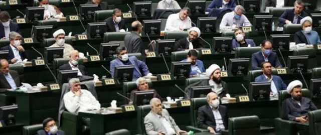 البرلمان الإيراني يجمد التعاون مع «الطاقة الذرية»