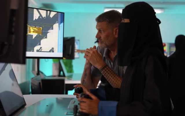 ميناء نيوم يدرب 10 سعوديات على تشغيل الرافعات عن بعد