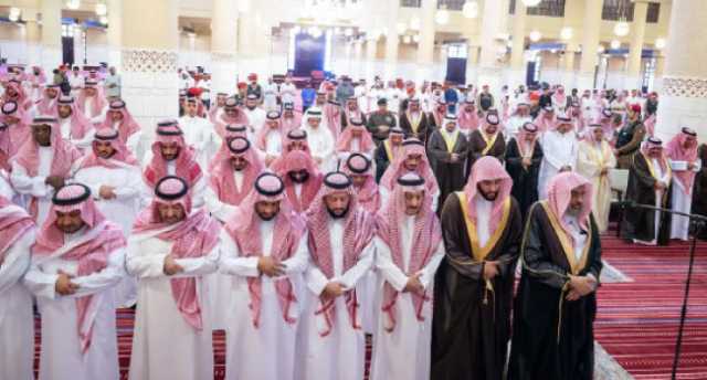 نائب أمير الرياض يؤدي صلاة الميت على فهد بن ثنيان