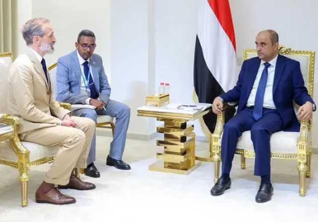 رئيس الوزراء يدعو لتعزيز التواجد في عدن.. تحذير يمني من وجود المقرات الأممية بمناطق الحوثي
