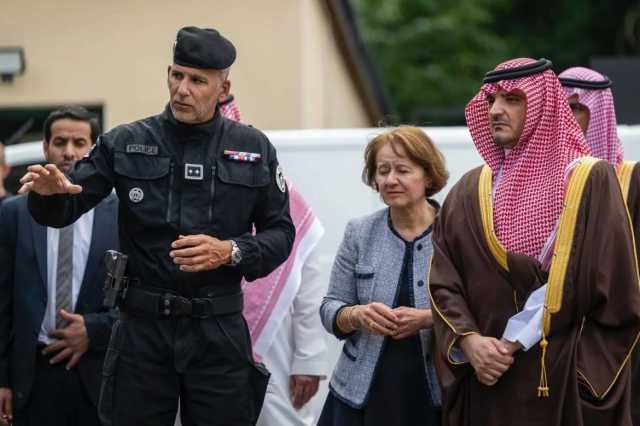 وزير الداخلية يزور مركز العمليات الأمنية لشرطة باريس
