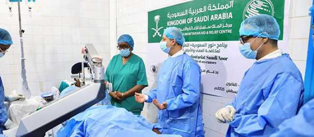 توزيع مساعدات غذائية في السودان وباكستان.. اختتام برنامج «نور السعودية» لمكافحة العمى بالجابون