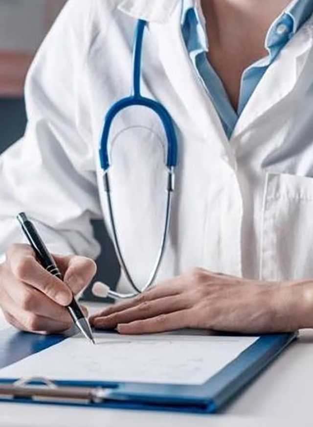 طبيبة مزيفة تعالج 655 مريضاً