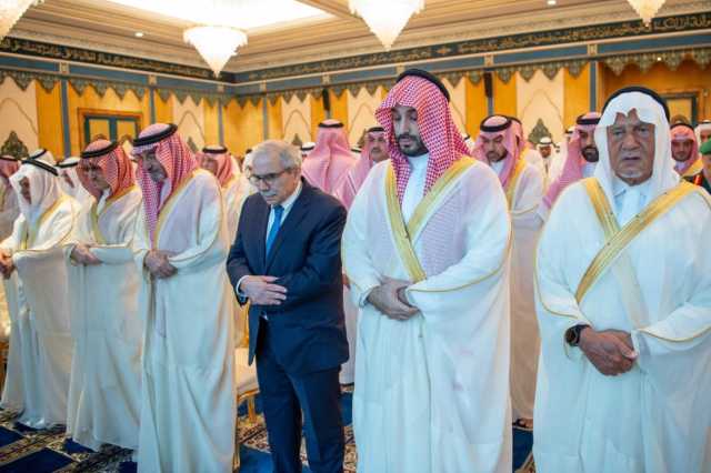 ولي العهد يؤدي صلاة عيد الفطر ويستقبل الأمراء والعلماء وكبار المسؤولين