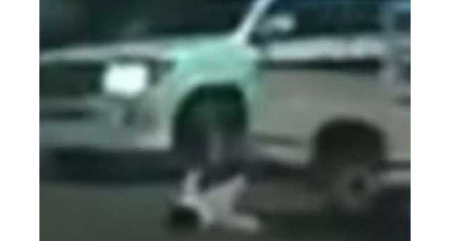 نجاة طفل سقط من سيارة تحت عجلات مركبة أخرى