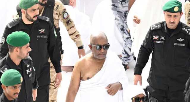 رئيس جزر القمر يؤدي مناسك العمرة
