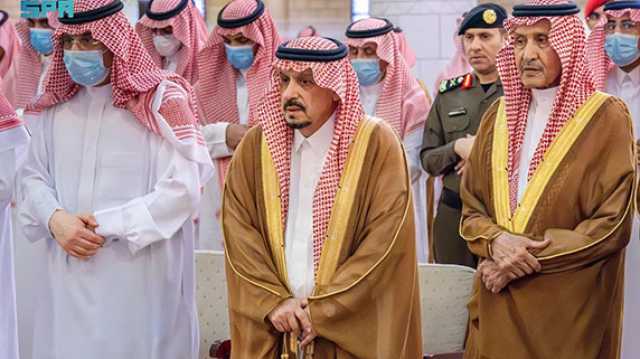 أمير الرياض يؤدي صلاة الميت على هيفاء بنت تركي