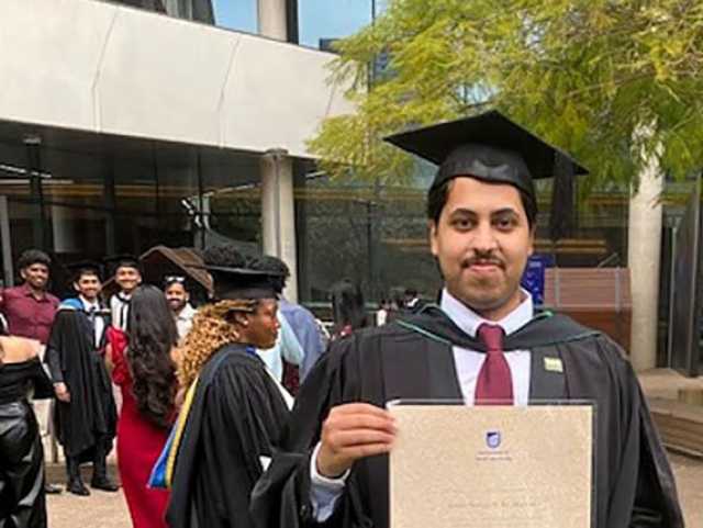 أنس يحصل على بكالوريوس الهندسة