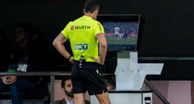 تقنية VAR تتدخل في البطاقات الصفراء الخاطئة