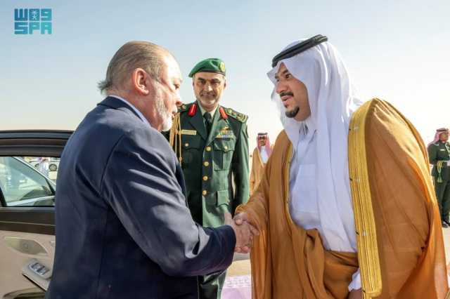 ملك ماليزيا يغادر الرياض وفي مقدمة مودعيه نائب أمير المنطقة
