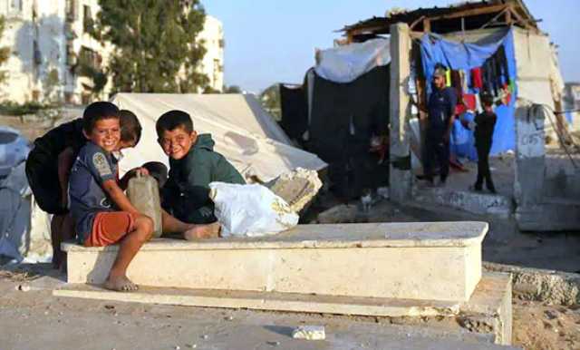 يعيشون فوق الموت وتحت القصف.. نازحون يحتمون بالمقابر هرباً من رعب الحرب