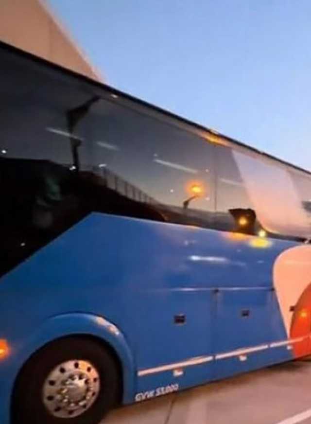 تتفاجأ بأن رحلتها الجوية بحافلة وليست بطائرة