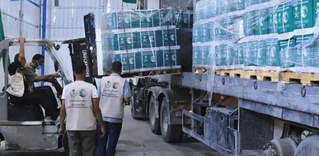 سلمها مركز الملك سلمان للإغاثة.. دفعة جديدة من المساعدات الغذائية للشعب للفلسطينيين