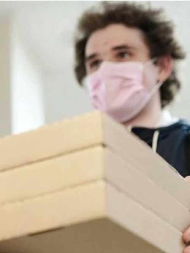 عامل «ديليفري» يتلقى طلباً بإنزال« القمامة»