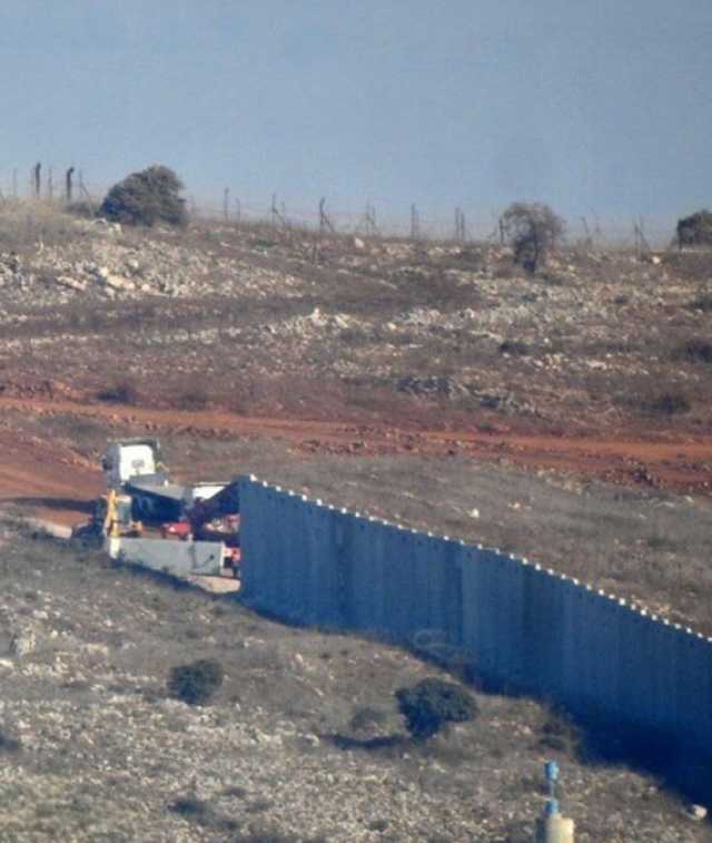 إسرائيل تبني جداراً يتخطى الخط الأزرق جنوبي لبنان