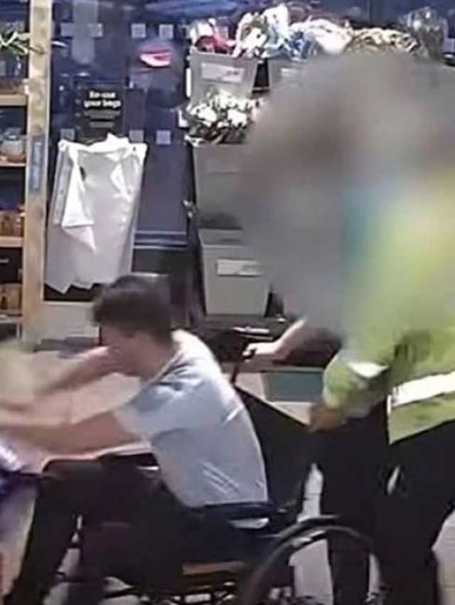 يستعين بكرسي متحرك لسرقة متجر