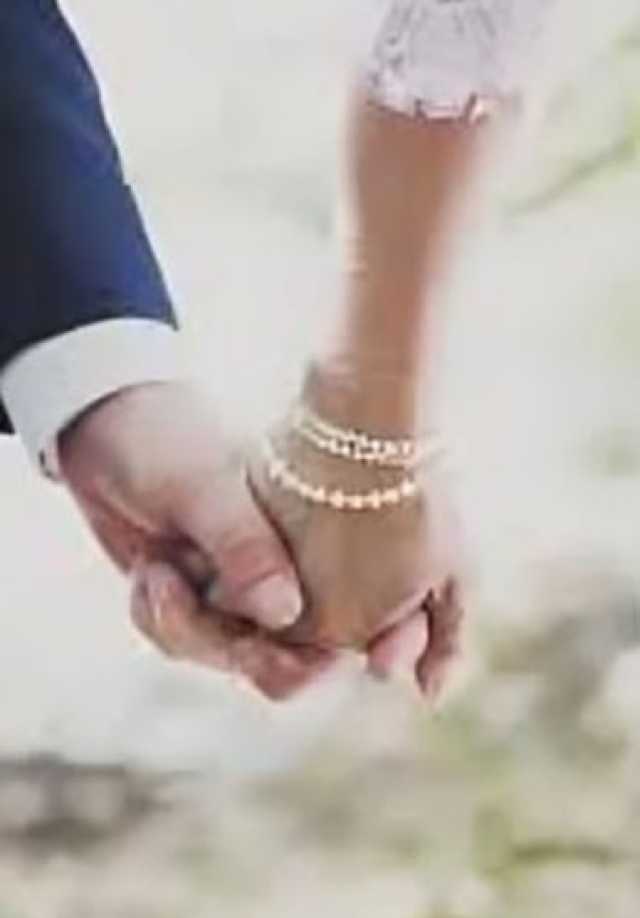 عريس يشارك فرحته مع المحتاجين