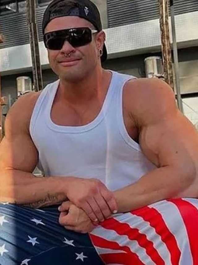 قطة تنهي حياة «العضلات المفتولة»