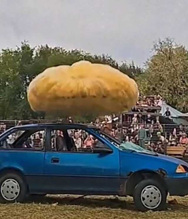 أمريكي يحطم سيارته بـ«يقطينة»