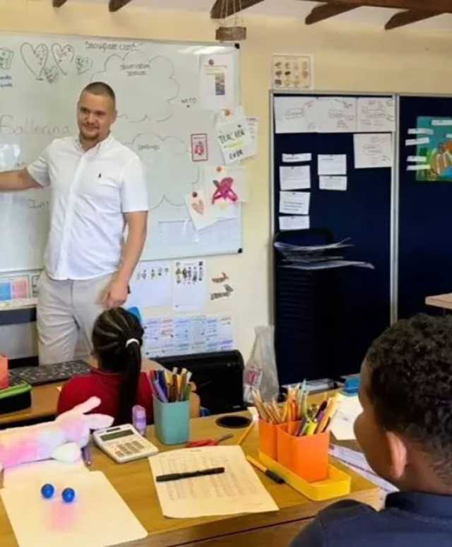 يبني مدرسة بمنزله لتعليم أبنائه المهارات المالية