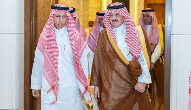 أمير الشرقية ونائبه يعزيان العتيبي في وفاة والده