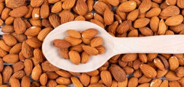 منها اللوز.. أطعمة تساعدك على النوم بشكل أفضل