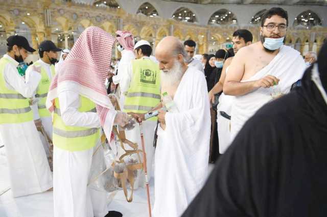 عبر دورات تدريبية ضمن مبادرة رافد الحرمين.. تأهيل العاملين في خدمة ضيوف الرحمن