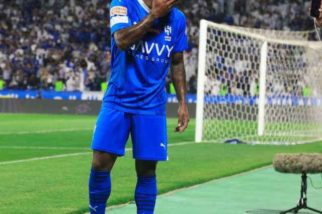 مالكوم يقود الهلال لعبور أبها بثلاثية