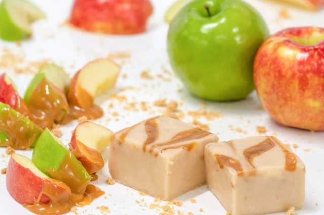 طريقة عمل مربعات حلوي فادج التفاح بالكراميل