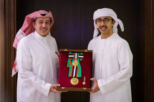 رئيس الإمارات يمنح السفير الدخيل “وسام زايد الثاني” من الطبقة الأولى