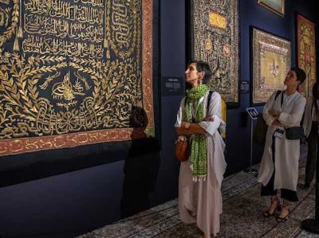 وفدٌ من منتدى التراث العالمي للمهنيين الشباب يزور معرض “الهجرة: على خطى الرسول “